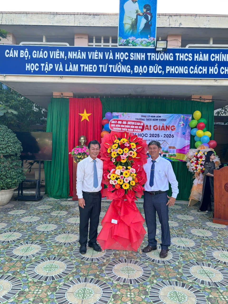 Chủ tịch UBND xã Hàm Liêm về dự Lễ khai giảng năm học 2025-2026 cùng thầy và trò của trường.